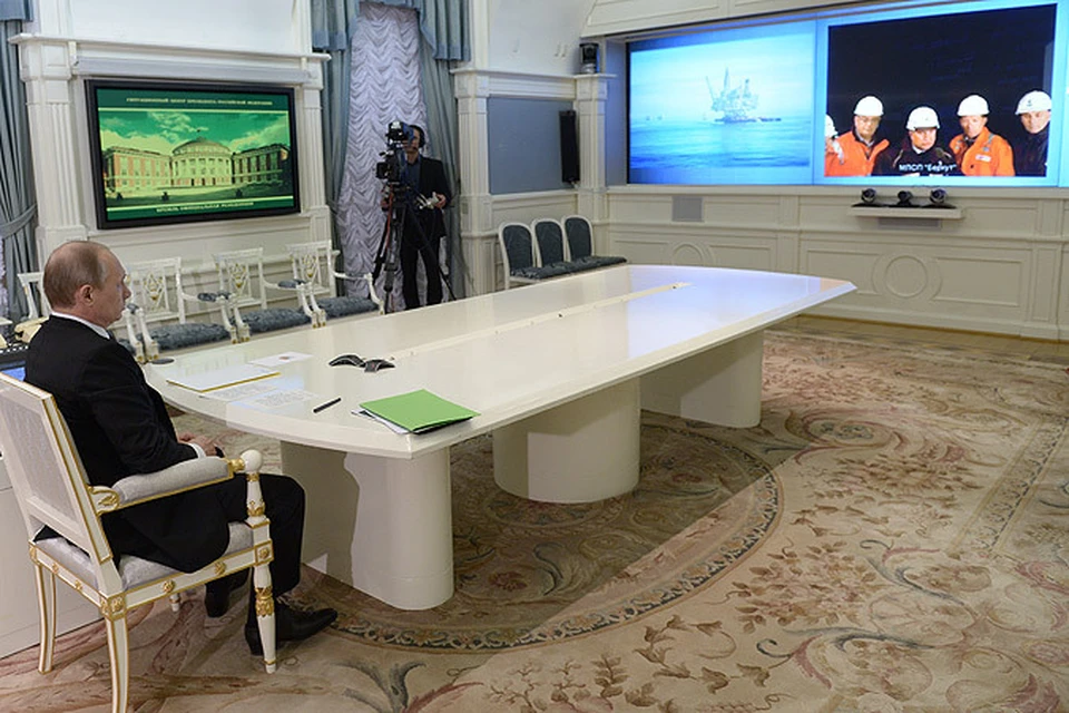 Президент России Владимир Путин во время видеоконференции с буровой платформой "Беркут", запущенной в эксплуатацию в Охотском море в рамках реализации нефтегазового проекта "Сахалин-1".