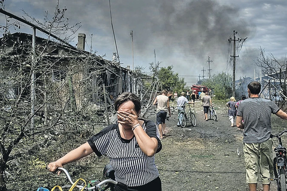 Бомбардировки, которые киевские властители обрушивают на восток Украины (на фото - станица Луганская), не волнуют западных политиков.