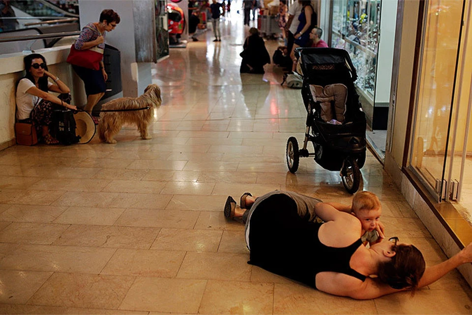 Июль 2014 года. Израильтяне пережидают воздушную тревогу в помещении подземного торгового центра.