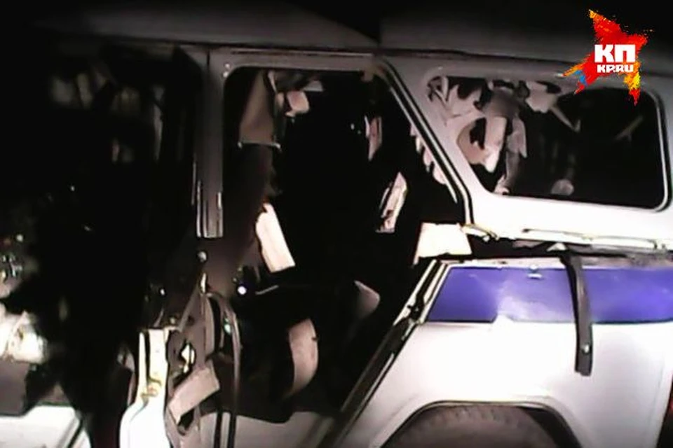 Полицейским повезло - взрывная волна ушла на задние сиденья патрульного УАЗа
