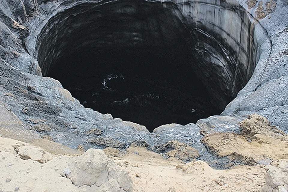 Дыру в Антипаюте обнаружили только что, но образовалась она раньше, поэтому бруствер уже осел, а на дне скопилась вода.