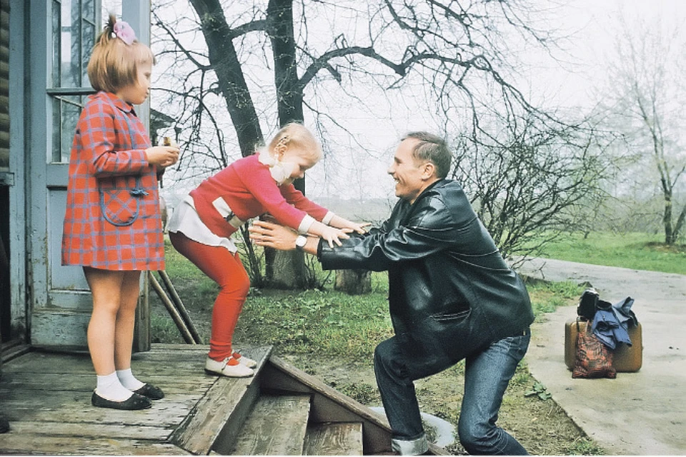 Писатель, кинорежиссер, актер Василий Шукшин с дочками Олей и Машей.