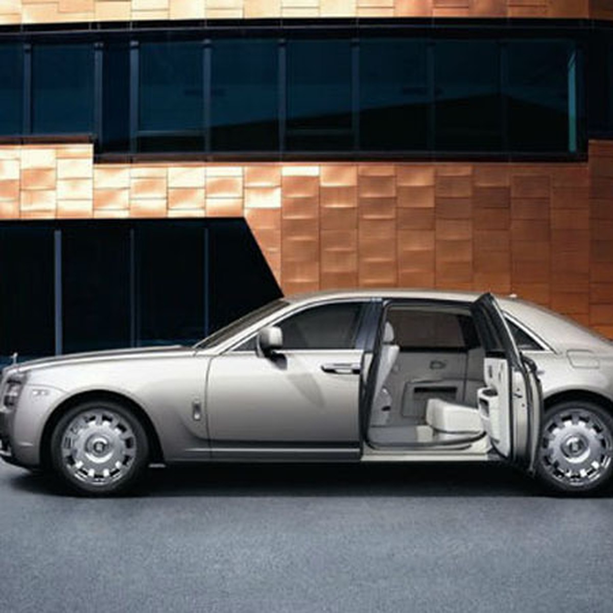 Тест-драйв Rolls-Royce Ghost: самый маленький из роллсов - KP.RU