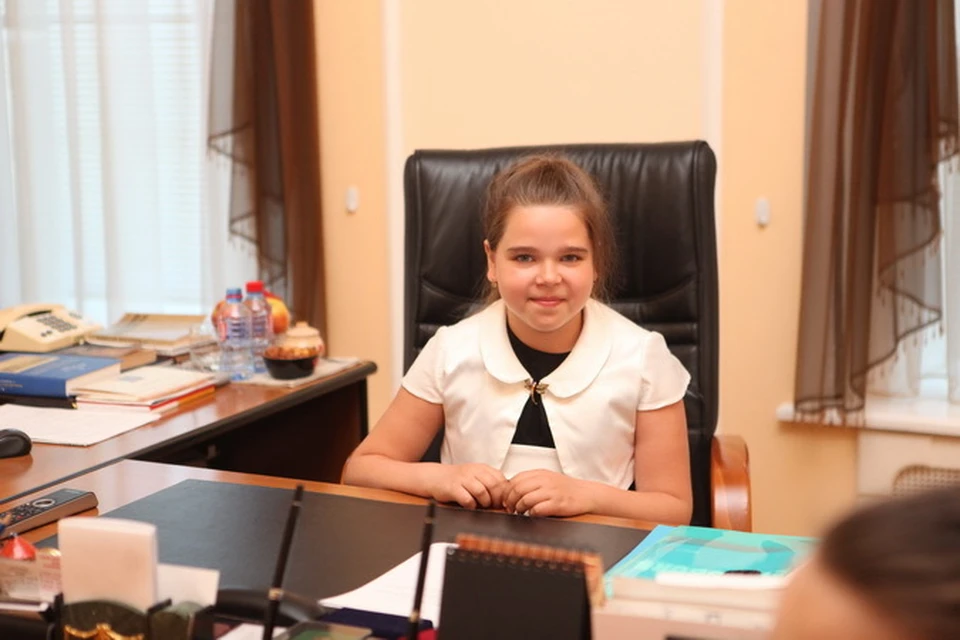 Лиза Анохина, в числе девяти победителей конкурса "Губернаторский дневник", побывала в гостях у Андрея Турчака и даже посидела в кресле руководителя области