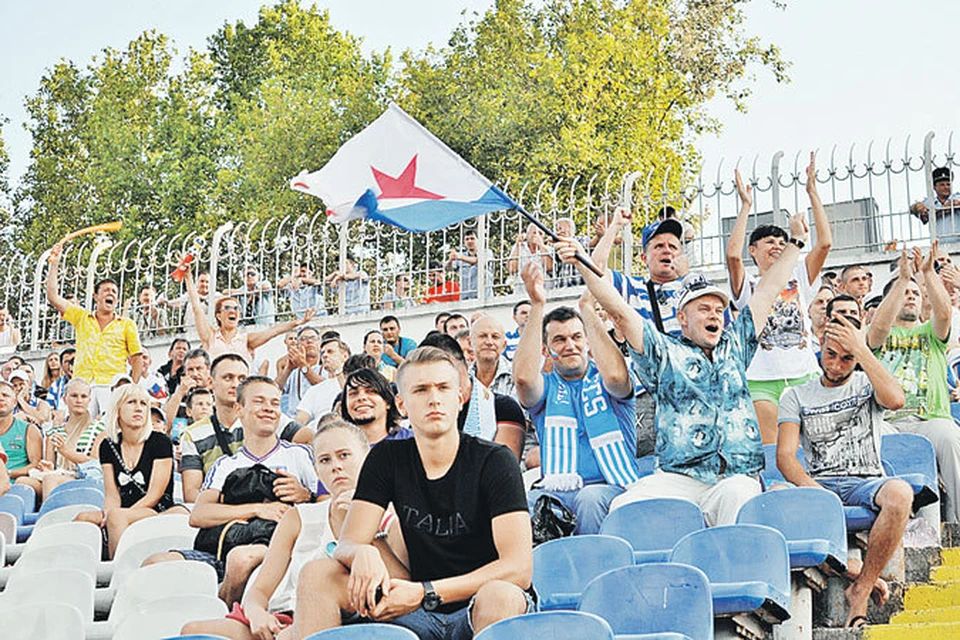 На стадионе в Симферополе болельщики из Севастополя дружно поддерживали свою команду.
Фото: Анастасия МЕДЫНЦЕВА