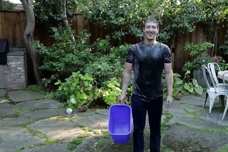 Марк Цукерберг вылил себе на голову ведро с ледяной водой. Кадр из видео