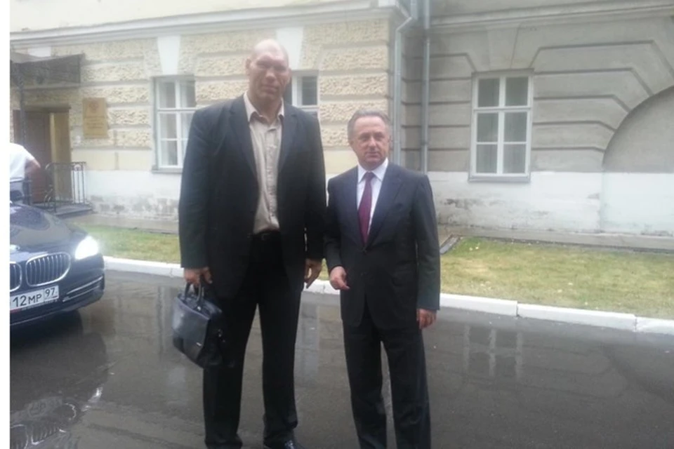 Николай Валуев считает, что министр спорта Виталий Мутко (справа) перестраховался с прогнозами на Олимпиаду. Фото из твиттера Валуева.