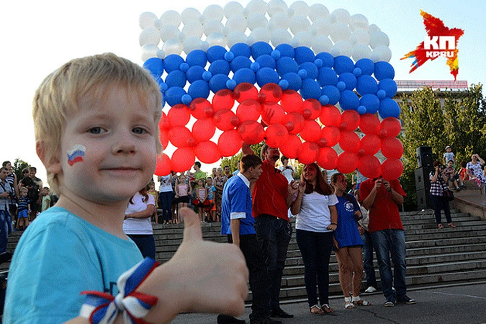 В Волгограде соорудили огромный российский флаг из воздушных шаро