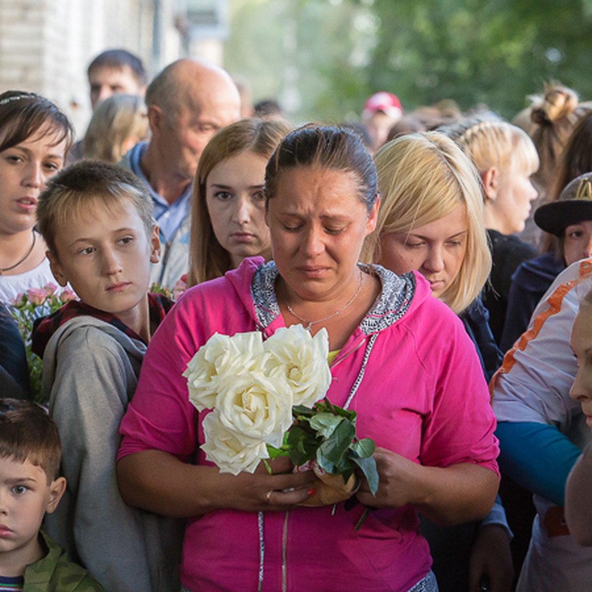 Мама покойной Вики Вылегжаниной ищет успокоения в церкви - KP.RU