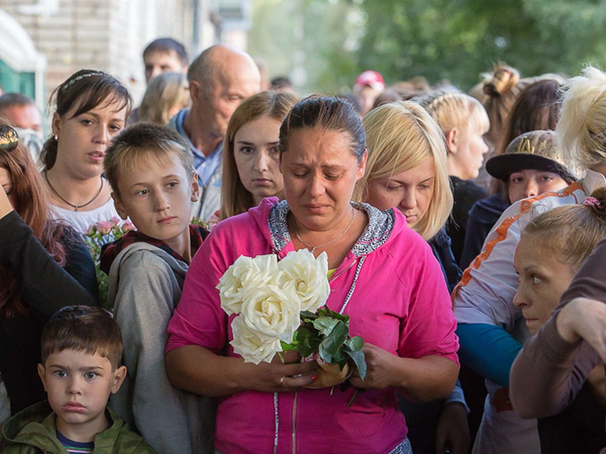 Мама покойной Вики Вылегжаниной ищет успокоения в церкви - KP.RU