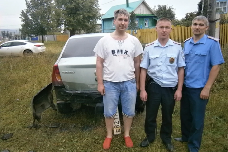 Александр (слева) попросил наградить своих спасителей. Фото: МВД по РБ