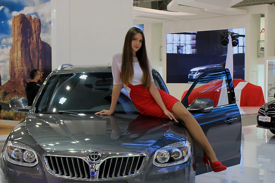 Автомобильные новинки традиционно представляют очаровательные стендистки.