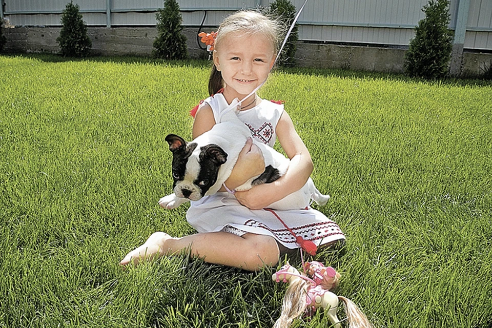 Олесе на днях исполнилось 4 годика, и ей подарили щенка.
</br>Фото: Елена ТИХОМИРОВА