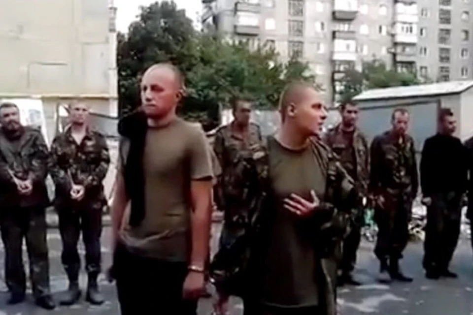 На записи пленные украинские военные, которых вывели для беседы с местными жителями, пытаются оправдаться, заверяя горожан в том, что воевать их заставили