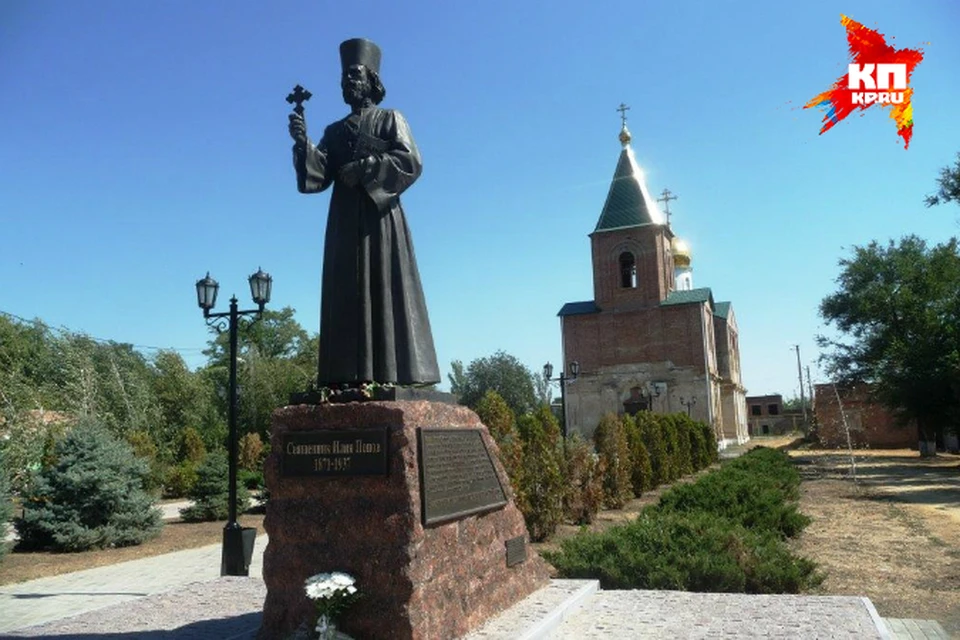 Примерно на этом самом месте, где открыт мемориал, погиб во время репрессий в 37-м священник Илия Попов.