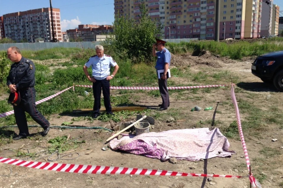 Трагедия случилась 10 июля. Заброшенный колодец, глубиной почти в два этажа, был едва заметен в траве.