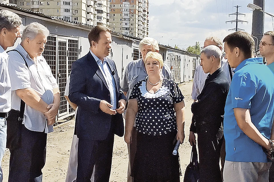 Депутат Мосгордумы Валерий Скобинов (слева) и представители гаражно-строительного кооператива.
</br>Дмитрий СЕРГЕЕВ