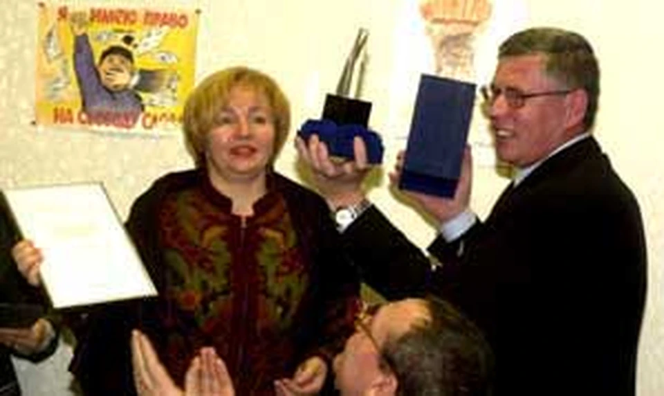 Главный редактор «КП» Владимир Сунгоркин вручил награду Людмиле Путиной.
