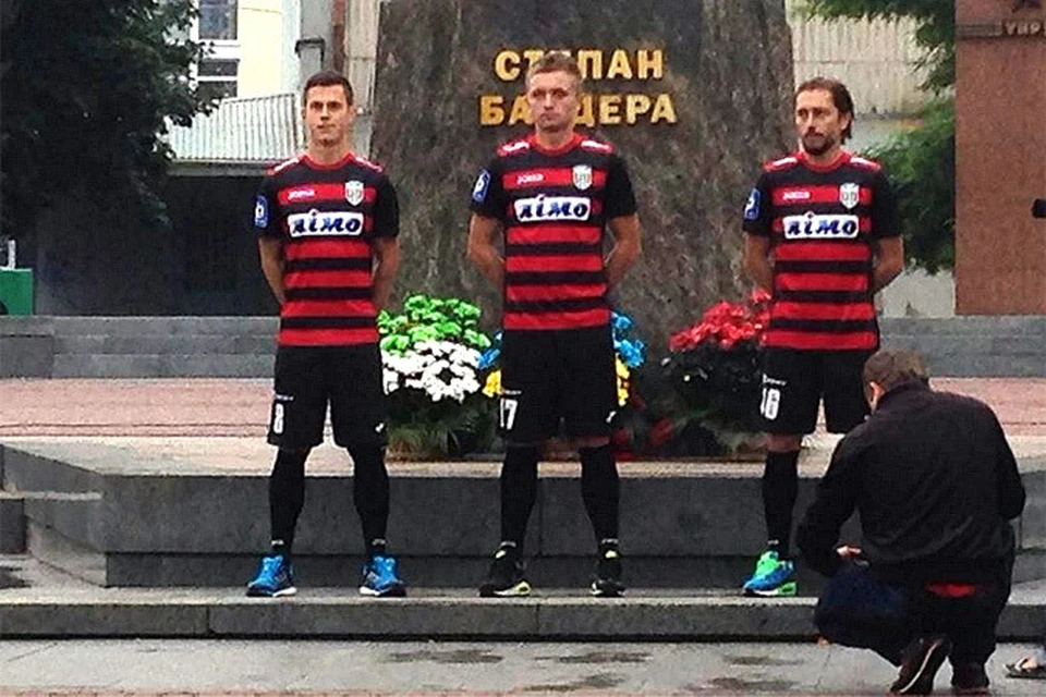 Футболисты львовских "Карпат" презентовали свою красно-черную форму у памятника Степану Бандере