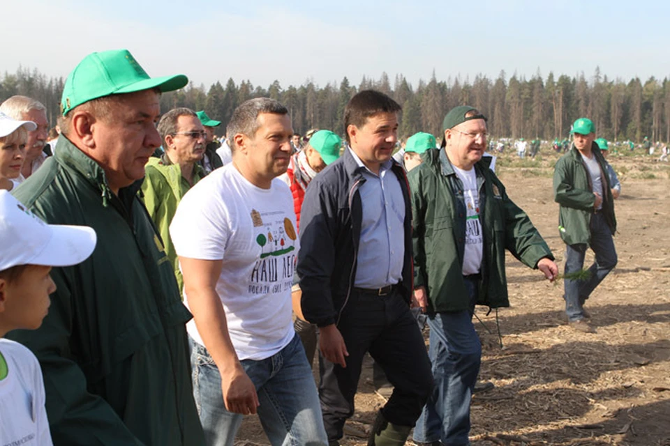 Губернатор Андрей Воробьёв лично приехал в лес, чтобы посадить дерево. Его примеру последовали тысячи людей (второй слева - телеведущий Владимир Соловьев)