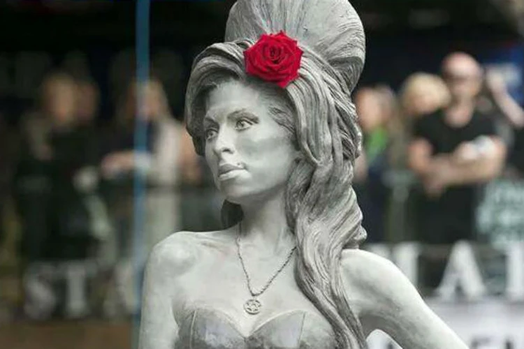 В Лондоне установили памятник Эми Уайнхаус