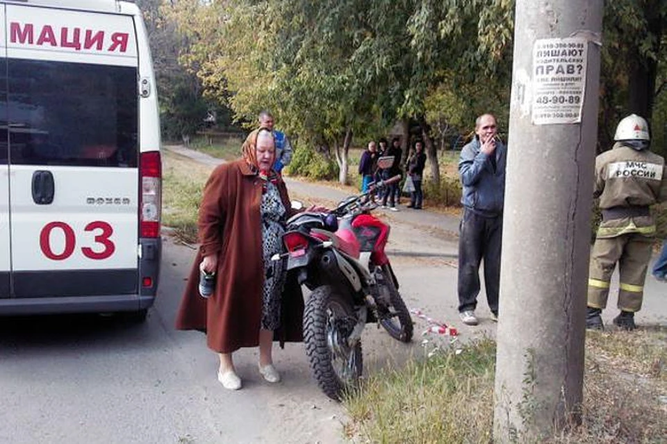 Фото ГУ МЧС РФ по Орловской области. 
На фотографии, которую успели сделать на месте ДТП еще до побега, мотоциклист сбивший ребенка, нервно курит.