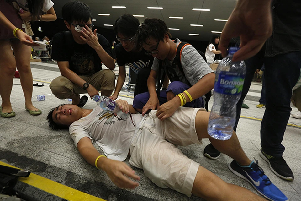 В Гонконге в столкновениях с полицией пострадали 56 человек
