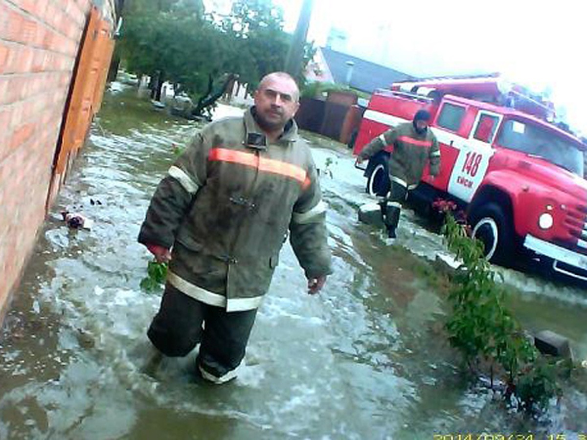 Кубанские пожарные поехали откачивать воду из затопленного города, а  вытащили из огня маму с малышом - KP.RU