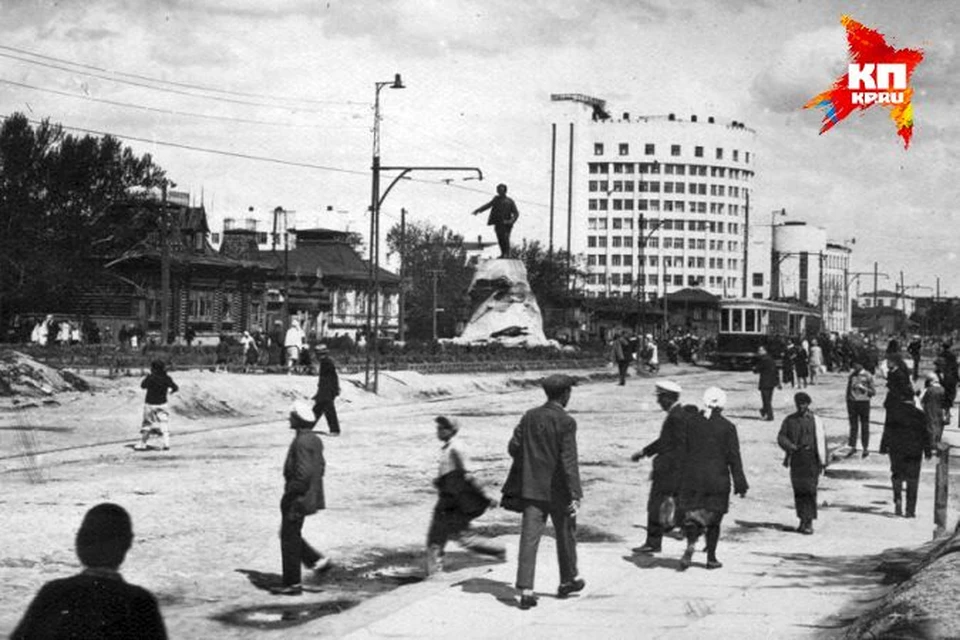 Площадь Парижской коммуны, куда в 20-х годах прошлого века переместился центр уральской столицы.
ФОТО: Из архива