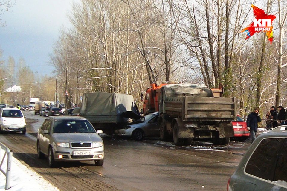 Предполагаемый виновник ДТП - водитель грузовика - был трезв.
Фото: ГИББД по г.Перми
