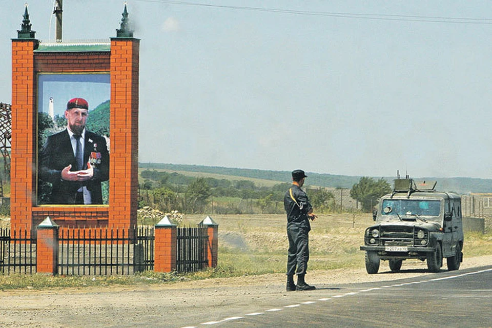 По статистике, Чечня - один из самых безопасных регионов России. Дороги тут под присмотром вооруженной полиции и портретов Рамзана Кадырова.