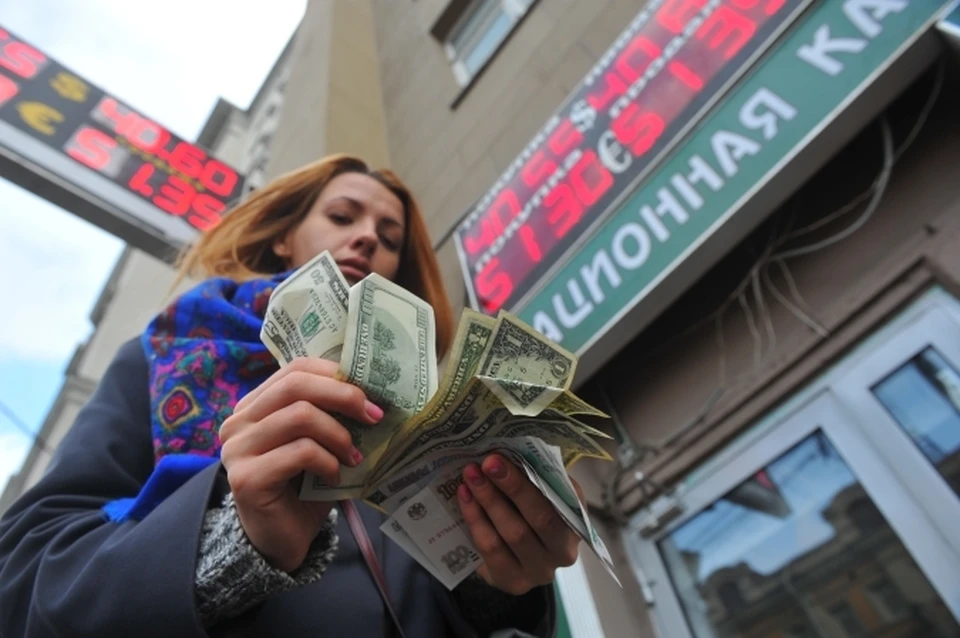 ЦБ продает валюту, как только рубль падает.
