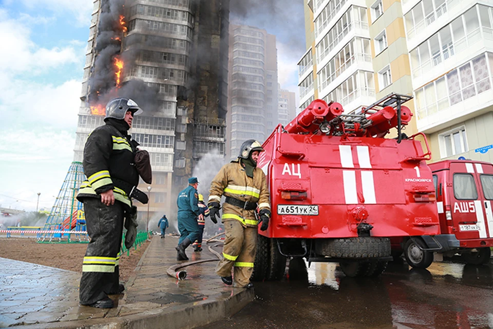 В Красноярске установщик фасадов на выгоревшей многоэтажке судится с производителем