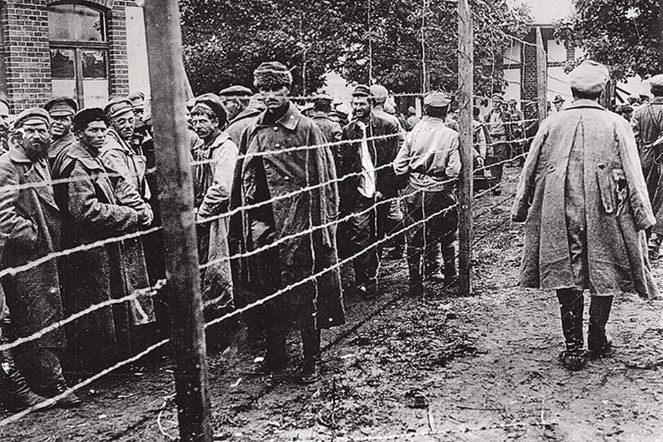 После проваленной Троцким и Тухачевским польской кампании десятки и десятки тысяч красноармейцев попали в плен и оказались в концлагерях.