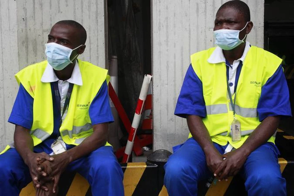 А эбола шагает по миру быстрыми темпами. ФОТО: REUTERS
