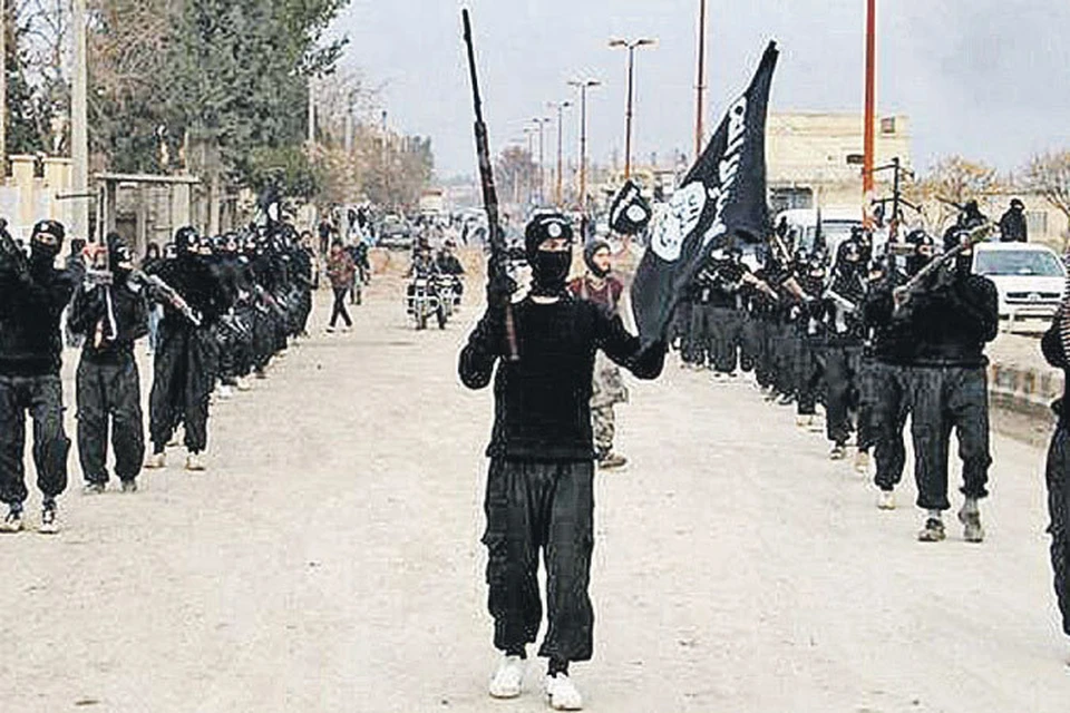 Боевики «Исламского государства» празднуют победу в сражениях с умеренными исламистами, союзниками США по борьбе с президентом Сирии Башаром Асадом.