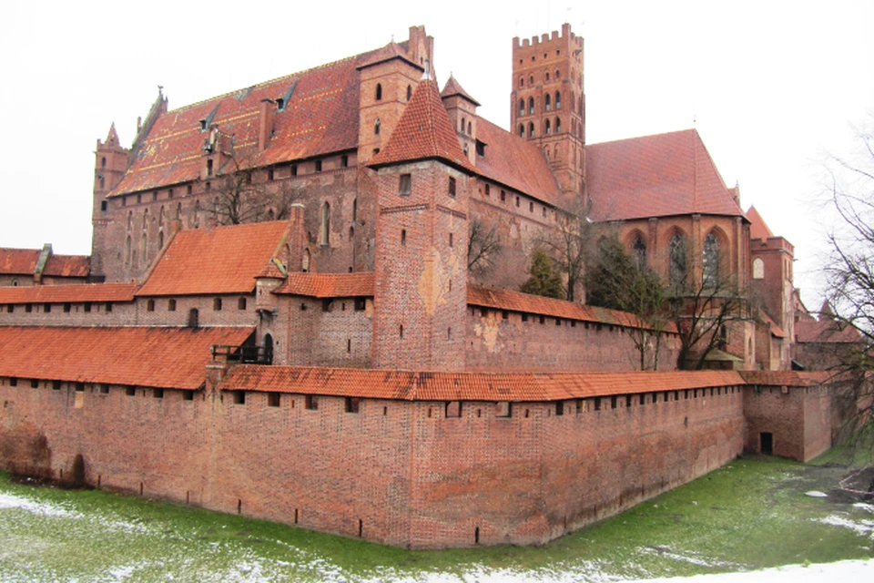 Мариенбург, заложенный в конце XIII века, — самый крупный замок из кирпича.