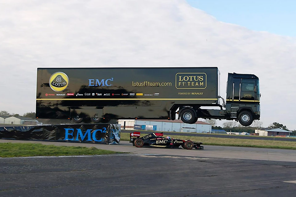 Подпрыгнув на трамплине, здоровенная машина преодолела по воздуху расстояние в 25 метров. Фото EMC and Lotus F1 Team.