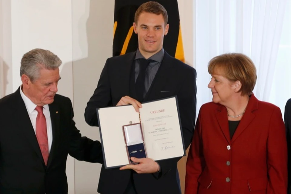 На фото - Мануэль Нойер с президентом Германии Йахимом Гауком и канцлером Ангелой Меркель.
