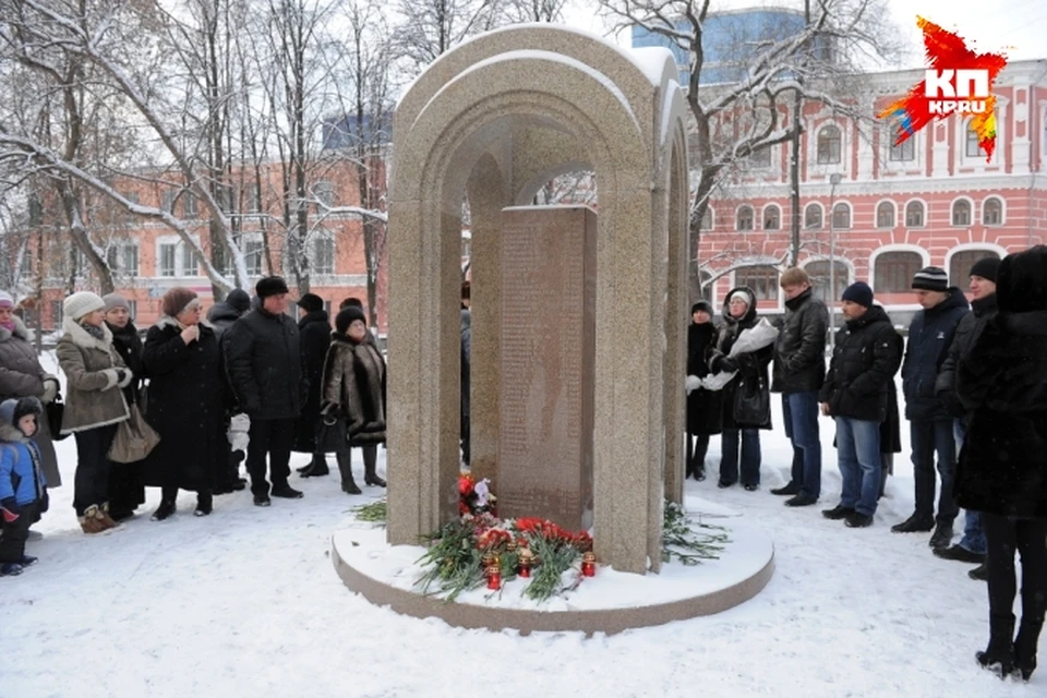 В сквере Уральских добровольцев почтили память погибших той страшной ночью.