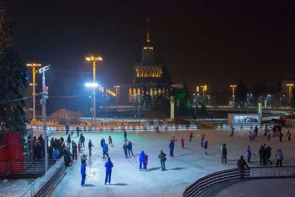 Самой большой каток в мире. Каток МГУ. Город зимой Москва ВДНХ. Каток ВДНХ фото 2023. Билеты на каток ВДНХ.