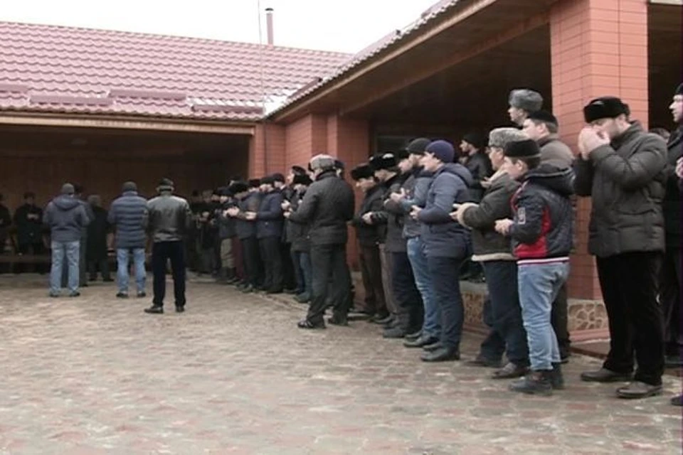 Похороны погибших полицейских. Кадр телевидения Чечни.