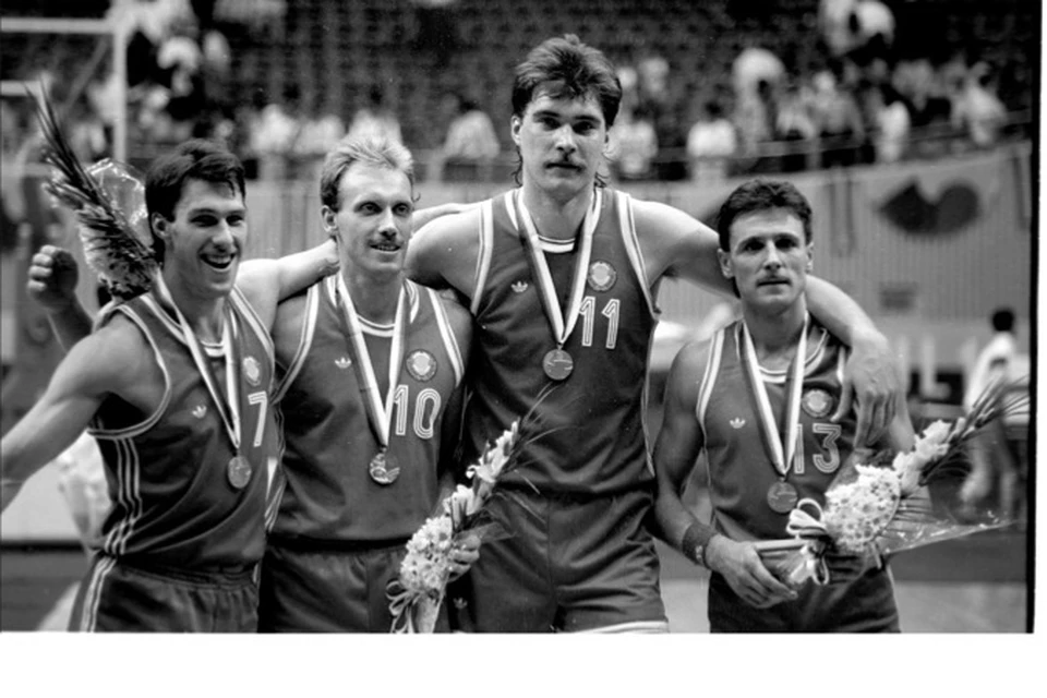 Игроки золотой сборной СССР (слева - направо): Марчюленис Шарунас, Римас Куртинайтис, Арвидас Сабонис и Вальдемарас Хомичюс.