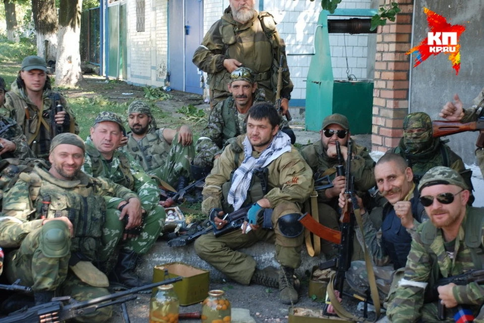 Эдуард Гилазов (в шарфе посередине) вместе со своими сослуживцами, некоторых уже нет в живых...