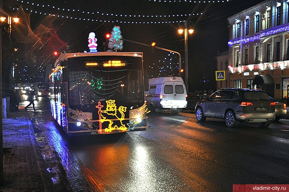 Автобусы в новогоднюю ночь. Общественный транспорт в новогоднюю ночь. Маршрутки в новогоднюю ночь. Ночной новогодний автобус. Новогодний автобус СПБ.