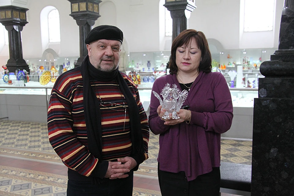 Вячеслав Зайцев (автор) с музейной работницей, с совой в руках