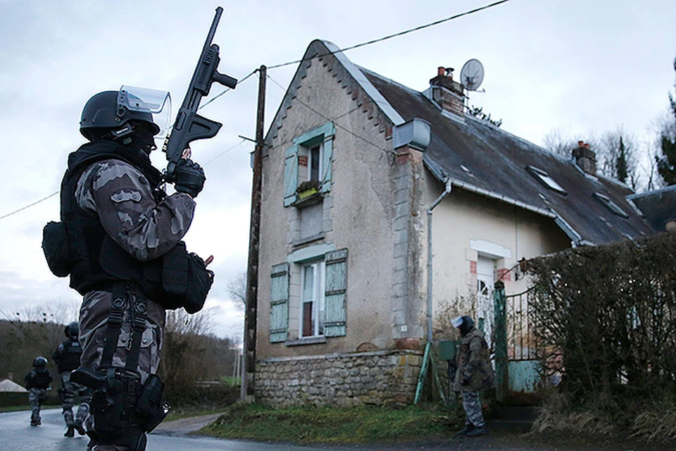 Французская полиция продолжает спецоперацию по поимке террористов, расстрелявших редакцию журнала в Париже