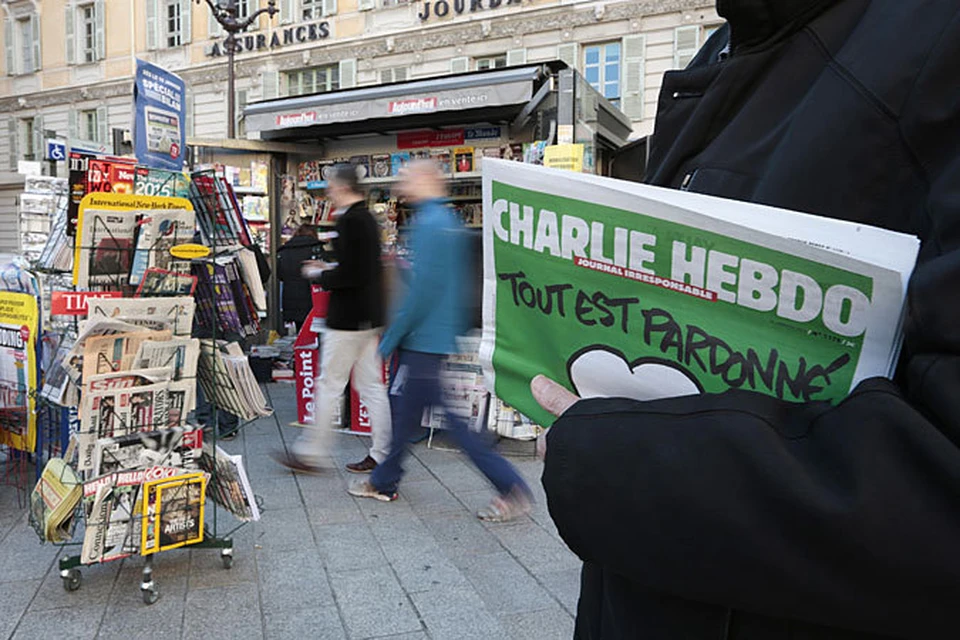 Утром в среду во Франции вышел первый после теракта номер сатирического журнала «Шарли Эбдо»