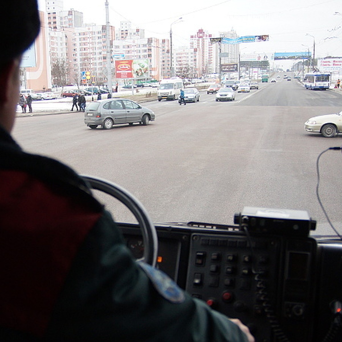 На пожарной машине по городу: дорогу не уступают, во дворы не проедешь -  KP.RU