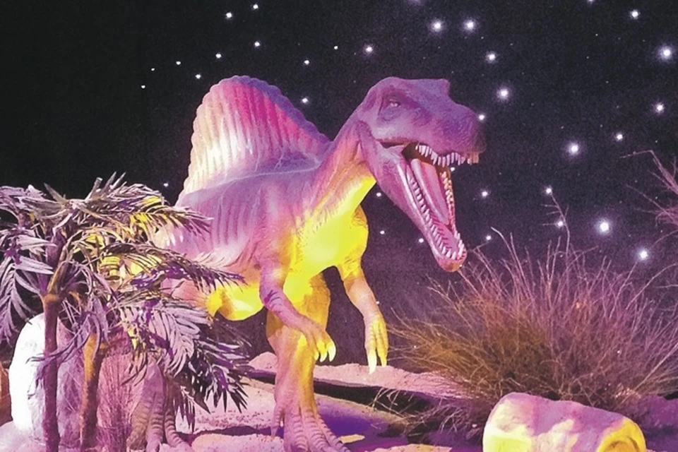 Динозавры, выполненные в натуральную величину, наводят на посетителей ужас.